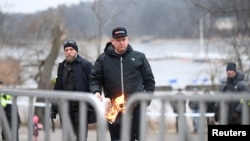 Расмус Палудан спалює копію Корану під час акції біля турецького посольства в Стокгольмі, Швеція, 21 січня 2023 року 