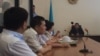 Судья Ерлан Бакытжан (справа) объясняет порядок обжалования приговора после его вынесения. Актобе, 12 июля 2016 года.