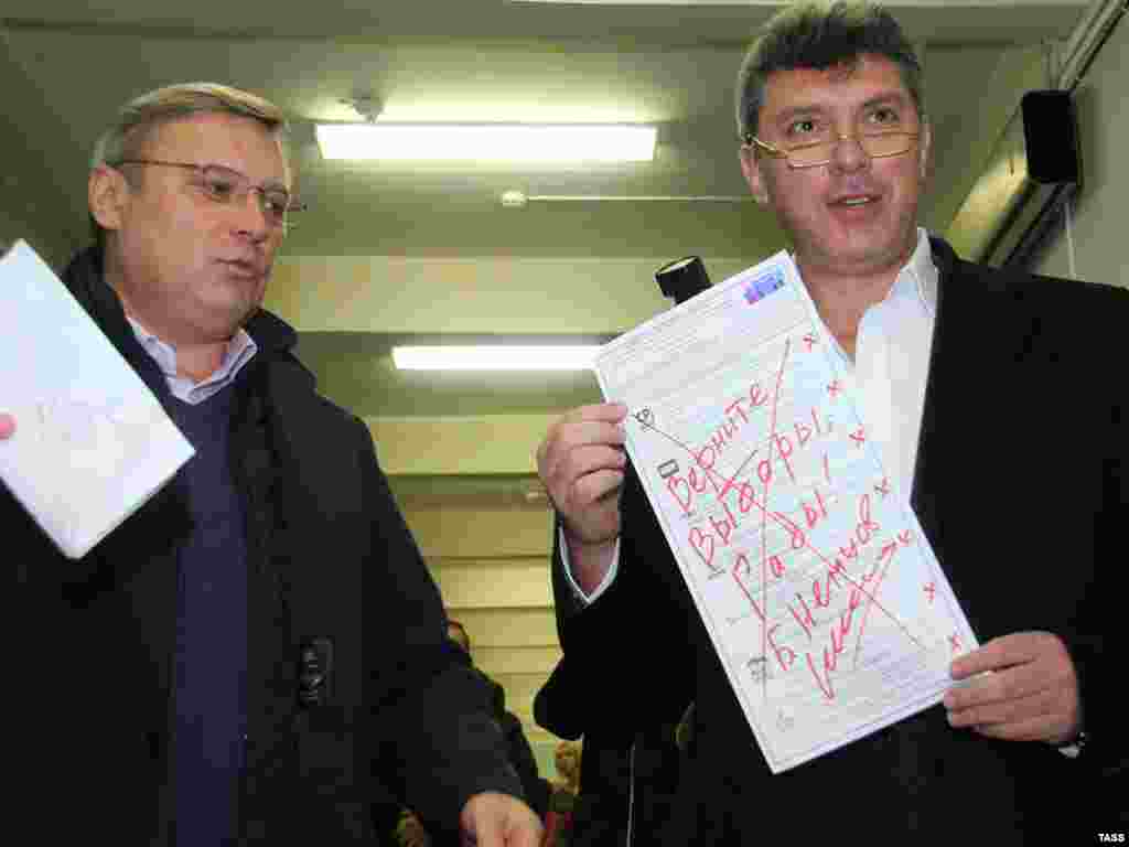 Борис Нємцов із Михайлом Касьяновим перед &laquo;Маршем за чесні вибори&raquo;. Грудень 2011 року