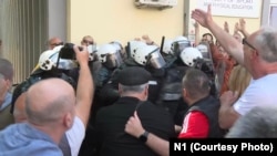 Policija je intervenisala kako bi rastjerala studente i građane sa protesta ispred novosadskog Fakulteta sporta i fizičkog vaspitanja, 28. aprila 2025.