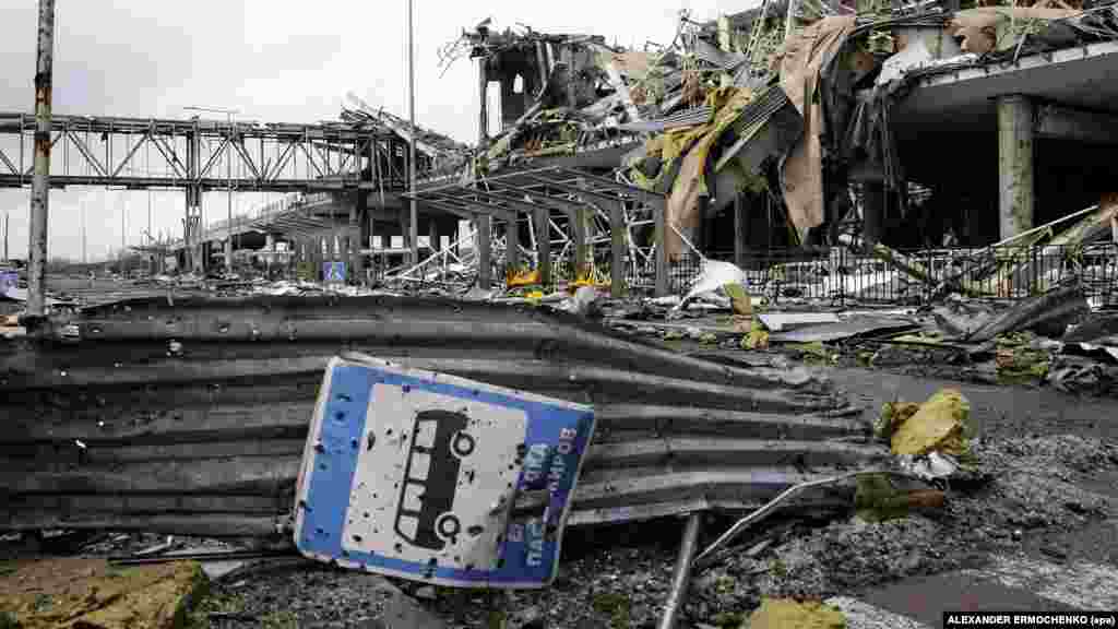 Astăzi, aceasta este tot ce a mai rămas din aeroport. În ultimii 10 ani, facilitatea a fost redusă la ruine, deoarece se afla pe linia frontului sau lângă aceasta, în Ucraina.