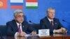Президент Армении Серж Саргсян (слева) и генсек ОДКБ Николай Бордюжа во время ереванского саммита 14 октября 2016 г.