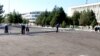 Коммунальщики Мары вениками подметают улицы и вручную моют дорожные покрытия. Туркменистан (Архивное фото) 