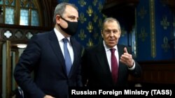 Главы МИД России и Азербайджана - Сергей Лавров (справа) и Джейхун Байрамов
