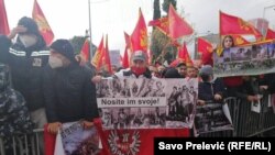 Parole i zastave na protestu