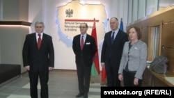 На адкрыцьці прамаўляе амбасадар Польшчы ў Беларусі Лешак Шарэпка (зьлева)
