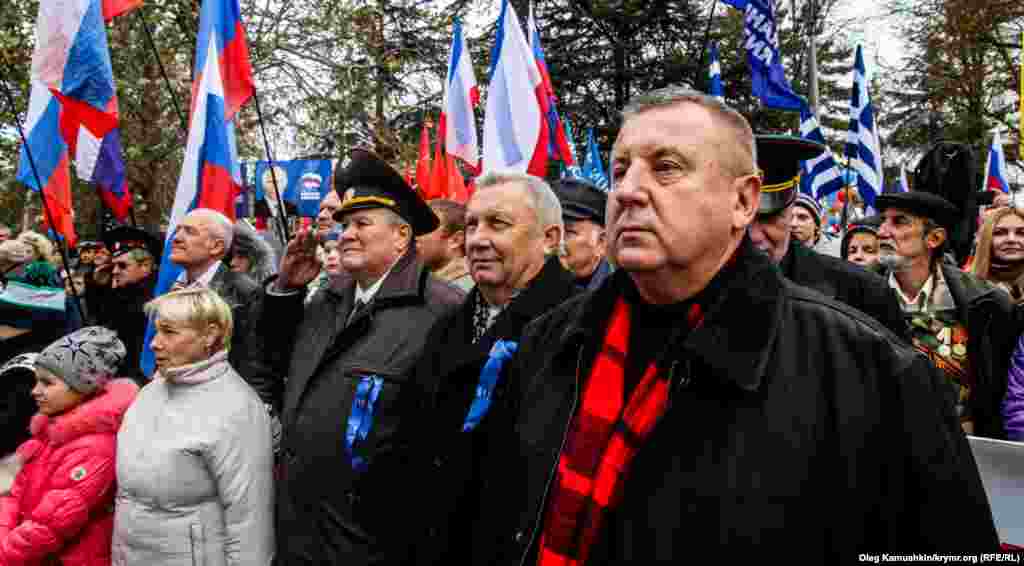 Під час виконання гімну Російської Федерації люди не підспівували