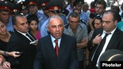 Начальник Полиции Армении Алик Саргсян разговаривает с демонстрантами, собравшимися перед зданием правительства, Ереван, 1 сентября 2011 г. 