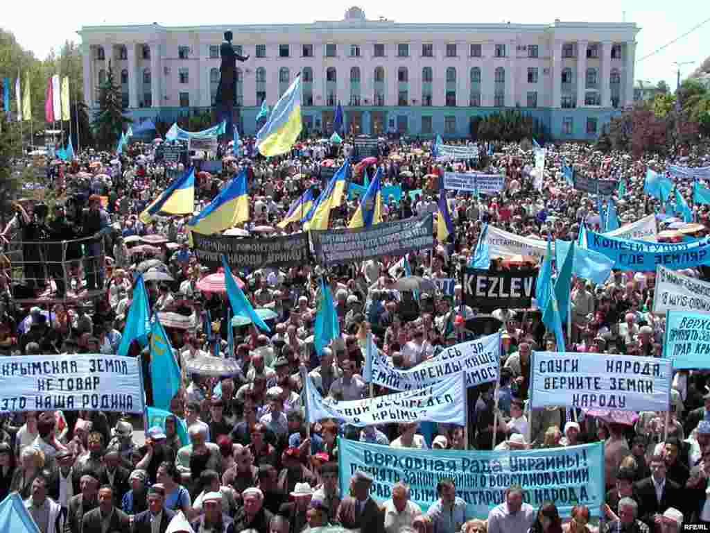1. Год 2006-й, Симферополь, площадь Ленина. Центральная площадь города по недоразумению все еще носит имя Ленина, никогда в Крыму не бывавшего. Крымские татары с национальными и государственными флагами требуют справедливого разрешения земельного вопроса.