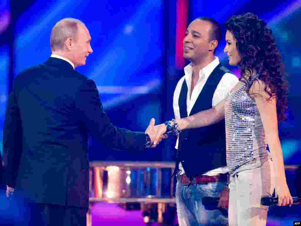 Predsednik Rusije Vladimir Putin viđen je kako pažljivo nadgleda pripreme za održavanje Evrovizije u Moskvi 2009. godine. Jedan analitičar je napisao da je Putin video Evroviziju kao šansu da promoviše &quot;nacionalni ponos&quot;. Ovde predsednik pozdravlja predstavnike Azerbejdžana Arasha i AySel.&nbsp;