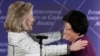 ABŞ-nyň Döwlet sekretary Hillary Klinton (çepde) Gyrgyzystanyň prezidenti Roza Otunbaýyewa bilen Döwlet departamentinde, Waşington, 8-nji mart 2011-nji ýyl.