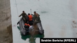 Pjesëtarë të FSK-së në operacionin e kërkim-shpëtimit.