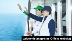 Türkmen we özbek prezidentleri Hazarda gämili gezelenç edýär. Arhiw suraty