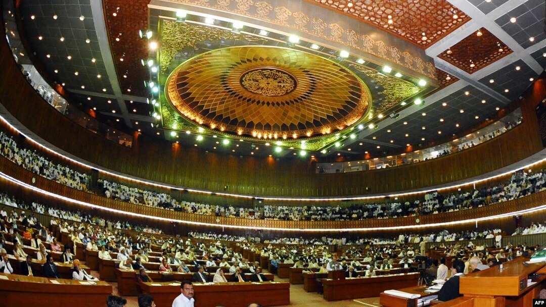 د تحریک انصاف غړو د ۲۰۲۲ز په اپرېل کې د عمران خان تر ګوښه کېدو وروسته استعفاګانې ورکړې وې - پخوانی انځور.