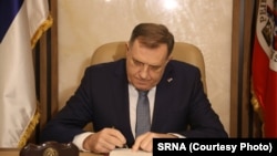 Milorad Dodik, predsjednik Republike Srpske, potpisuje ukaze za četiri neustavna zakona. 