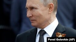Владимир Путин с георгиевской ленточкой на параде 9 мая