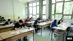 Архивска фотографија- полагање на државна матура во средно училиште „Раде Јовчевски Корчагин“ во Скопје