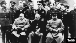Premierul UK, Winston Churchill, președintele SUA, Franklin Delano Roosevelt, și liderul URSS, Iosif V. Stalin, la Ialta, lângă Livadia, în Crimeea. Întâlnirea a confirmat dominația Moscovei asupra Europei Centrale și de Est, deja agreate la Teheran și Moscova.