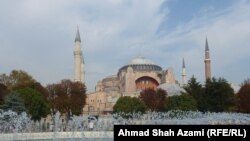 Айя-София в Стамбуле - бывший византийский православный храм, позднее - мечеть, ныне - музей, который многие в Турции вновь хотят видеть мечетью