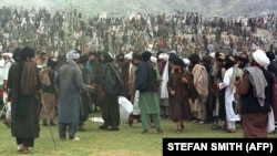 آرشیف - تطبیق حکم قصاص یک تن در حضور عام در غازی استدیوم کابل. August 7, 1998