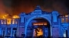 <a href="http://odessareview.com/privoz-king-markets/" target="_self"><strong>Legendara piață „Privoz”</strong></a> din Odesa, cuprinsă de flăcări, după atacul masiv cu drone rusești din noapte de 23 spre 24 iulie 2025.<br><br>„Privoz din Odesa nu este doar o piață, ci însăși inima regiunii Odesa, locul unde pulsează viața și se simte ritmul orașului. Echipele de salvare elimină consecințele terorii rusești și încearcă să salveze acest loc important pentru locuitorii din Odesa și pentru toți turiștii”, a <a href="https://kyivindependent.com/tag/state-emergency-service/" target="_self"><strong>declarat</strong></a> Serviciul de Urgență al Ucrainei.