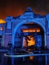 <a href="http://odessareview.com/privoz-king-markets/" target="_self"><strong>Legendara piață „Privoz”</strong></a> din Odesa, cuprinsă de flăcări, după atacul masiv cu drone rusești din noapte de 23 spre 24 iulie 2025.<br><br>„Privoz din Odesa nu este doar o piață, ci însăși inima regiunii Odesa, locul unde pulsează viața și se simte ritmul orașului. Echipele de salvare elimină consecințele terorii rusești și încearcă să salveze acest loc important pentru locuitorii din Odesa și pentru toți turiștii”, a <a href="https://kyivindependent.com/tag/state-emergency-service/" target="_self"><strong>declarat</strong></a> Serviciul de Urgență al Ucrainei.