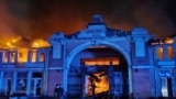 <a href="http://odessareview.com/privoz-king-markets/" target="_self"><strong>Legendara piață „Privoz”</strong></a> din Odesa, cuprinsă de flăcări, după atacul masiv cu drone rusești din noapte de 23 spre 24 iulie 2025.<br><br>„Privoz din Odesa nu este doar o piață, ci însăși inima regiunii Odesa, locul unde pulsează viața și se simte ritmul orașului. Echipele de salvare elimină consecințele terorii rusești și încearcă să salveze acest loc important pentru locuitorii din Odesa și pentru toți turiștii”, a <a href="https://kyivindependent.com/tag/state-emergency-service/" target="_self"><strong>declarat</strong></a> Serviciul de Urgență al Ucrainei.