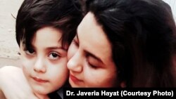 ډاکټر جويريه حیات له خپل زوی سره.