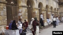 په پاکستان کې له عدالتونو د وکیلانو د پرېکون پخوانی عکس