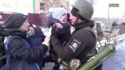 Украинский полицейский прощается с сыном