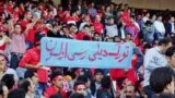 درخواست شهروندان تبریزی برای رسمیت بخشیدن به زبان ترکی، در حاشیه یکی از مسابقات تیم تراکتورسازی در این شهر