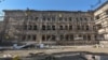 Удар по Кам’янському частково зруйнував триповерхову будівлю, яка не експлуатувалася. Поряд пошкоджені пологовий будинок і відділення міської лікарні
