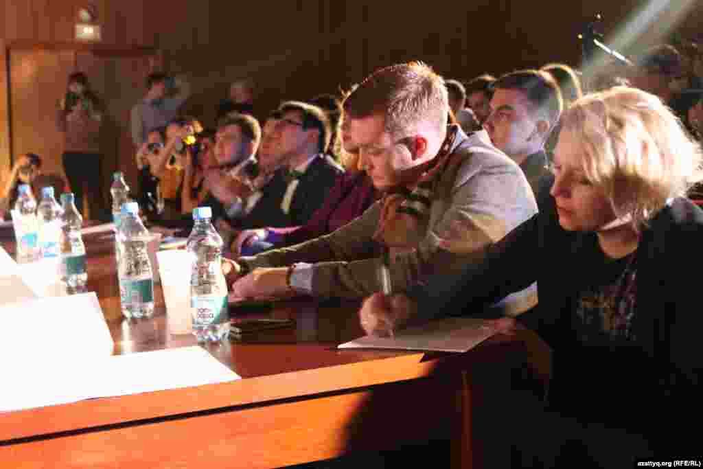 Жюри конкурса талантов среди казахстанских студентов. В него вошли первый секретарь казахстанского посольства в Чехии Азамат Абсалыков, председатель организации «Тарлан» Алихан Карибхан, актер и ведущий Габриэль Коэн, основательница студии танца живота Дарья Гусова и председатель молодежной организации Go Алижон Арибов.