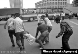 Bucureștenii care semănau cu „intelectualii” erau opriți pe stradă și bătuți de muncitorii de la IMGB și de mineri.
