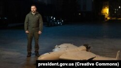 Ілюстраційне фото. Президент України Володимир Зеленський під час вечірнього відеозвернення біля одного зі збитих дронів-камікадзе Shahed-136 іранського виробництва, якими Росія атакує Україну. Київ, 27 жовтня 2022 року
