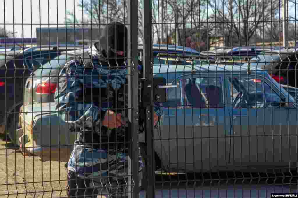  У сотрудников редакции обыскивают личные столы, изучают компьютеры. 