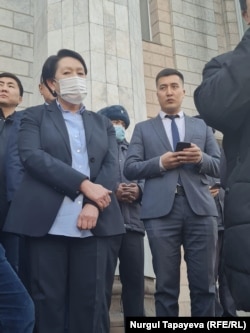 Нуржан Шайлдабекова перед митингующими у здания ЦИК.