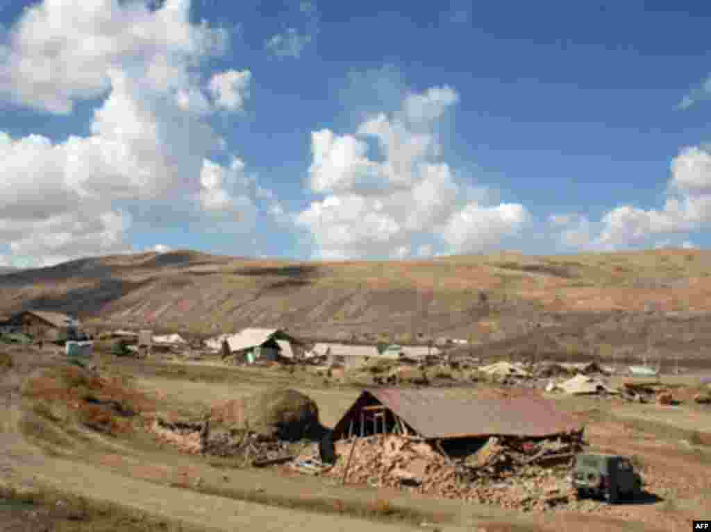 More than 125 homes collapsed in Nura, a remote village near Kyrgyzstan's border with China. - KYRGYZSTAN, NURA : Homes are collapsed at the site of a major earthquake in Nura on October 6, 2008. Rescuers raced to reach a remote village in Kyrgyzstan on Monday after a strong earthquake killed at least 72 people in a mountainous area near the border with China, officials said. The quake late Sunday, which measured magnitude 6.6 according to the US Geological Survey (USGS), razed the village of Nura in the isolated Alaisky district, high in the Tian Shan mountain range.