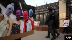 Плакати на підтримку учасниць гурту «Pussy Riot» тримають їхні прихильники в Москві