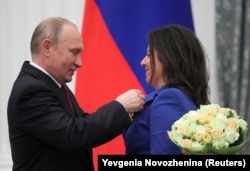 ვლადიმირ პუტინი ალექსანდრე ნეველის ორდენით აჯილდოვებს მარგარიტა სიმონიანს
