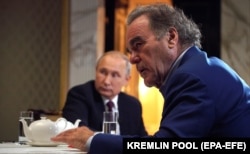 Oliver Stoun (desno) intervjuiše ruskog predsednika Vladimira Putina za dokumentarac "Otkrivanje Ukrajine" u Kremlju u Moskvi u julu 2019.