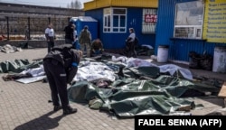 Тела погибших в результате ракетного удара по железнодорожному вокзалу в Краматорске. 8 апреля 2022 года