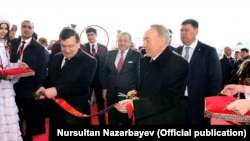 На этой фотографии Отабек Шаханов стоит сзади своего тестя Шавката Мирзияева в ходе его официального визита в Астану, март 2017 года.