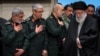 Върховният лидер аятолах Али Хаменей (вдясно) и IRGC искат да ударят Израел, но вътрешните дебати за свързаните рискове допринесоха за забавянето на атаката.
