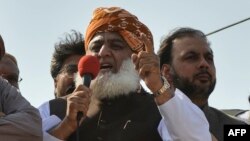 مولانا فضل الرحمان په اسلام اباد کې یوې غونډې ته وینا کوي - انځور له ارشیفه. 