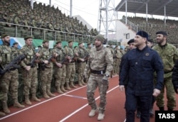 Нинішній керівник Чечні Рамзан Кадиров (на передньому плані). Грозний, 28 грудня 2014 року
