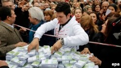 Сторонники оппозиции раздают прохожим фальшивые деньги, символизирующие коррупционный скандал в Турции. Стамбул, 26 февраля 2014 года.