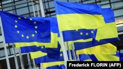 «Наразі українців відчувають підтримку Європи, але фундамент уже має тріщини і ми закликаємо європейських друзів не ігнорувати тривожні тренди й надати необхідну підтримку Україні», – заявили у КМІС