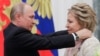 Президент России Владимир Путин и спикер Совета Федерации РФ Валентина Матвиенко, награжденная орденом святого апостола Андрея Первозванного, на церемонии вручения государственных наград РФ в Кремле. Москва, Россия, 23 мая 2019 года