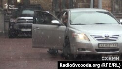 Колишній керівник апарату Київської міської державної адміністрації Володимир Бондаренко виходить з авто